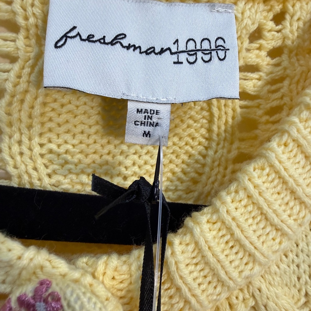 Freshman 1996 Soft Yellow Cable Knit Cropped Cardigan with Floral Buttons - Picture 2 of 9